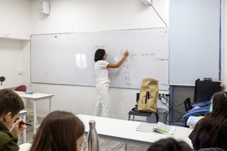 Hebrew Learning Benefits in Naale